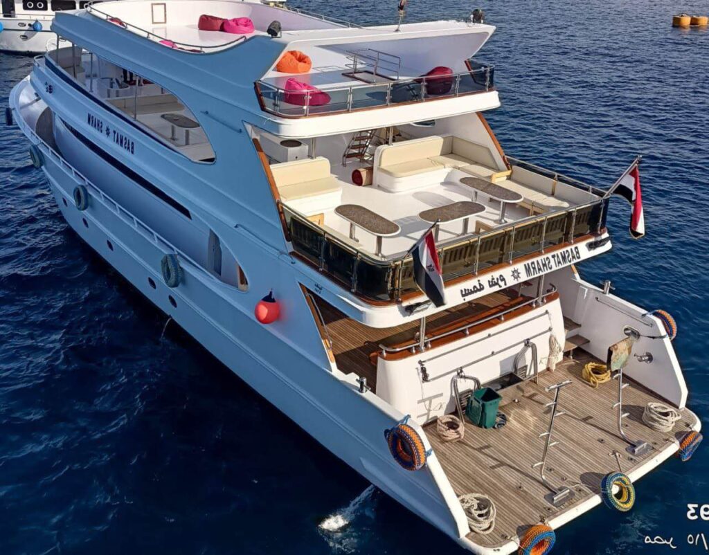 PRIVATE YACHT WITH PROGRAM